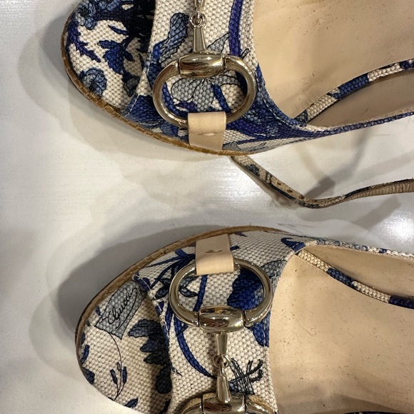 Gucci blue and cream colored platform heel with gold bar. - Picture 3 of 9